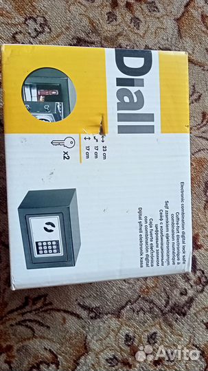 Сейф с комбинационным цифровым замком