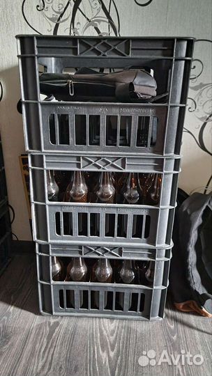 Пивные бутылки с ящиками