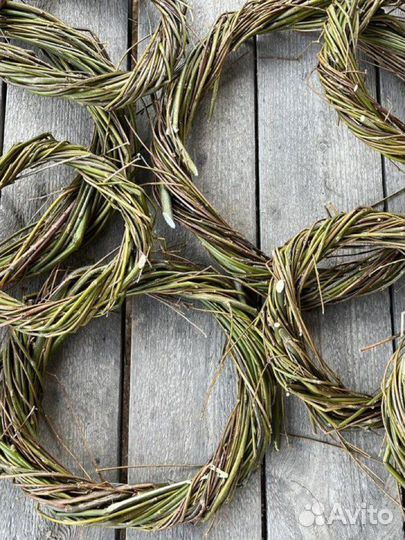 Венок из лозы веток ивы и винограда