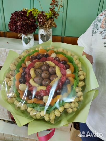 Букет из орехов и сухофруктов