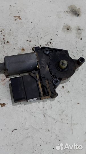 Моторчик стеклоподъемника задний правый Octavia A4
