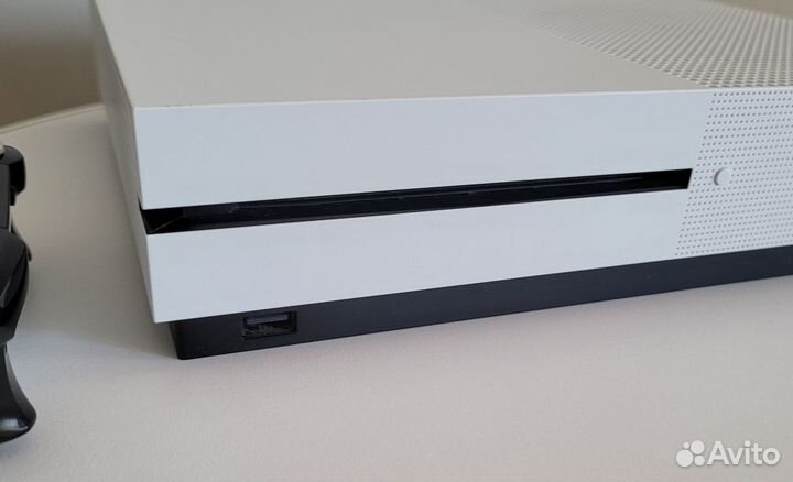 Xbox One S 500Gb как Новая +6 игр +джойстик