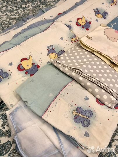 Бортики в кроватку и 3 комплекта постельного