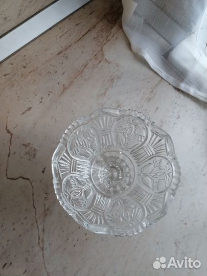 Маленькая хрустальная вазочка