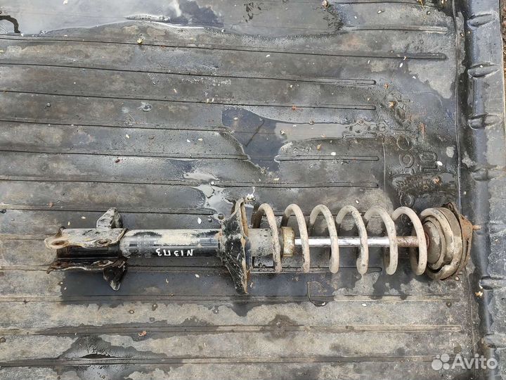Задние стойки амортизатора Ниссан Санни n13 хэтч