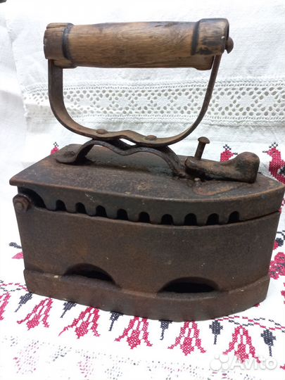 Старинный утюг на углях