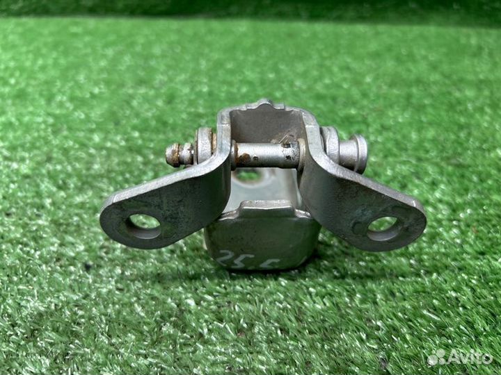 Петля двери задняя левая Ford Mondeo 3