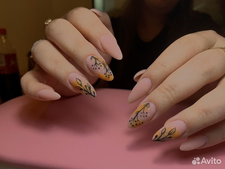 Модель на маникюр