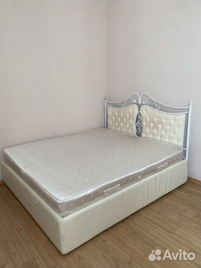 Кровать и матрас