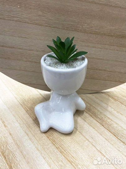 Декоративная ваза с искуственным растением