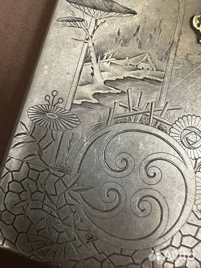 Портсигар с изображением избы и растительным