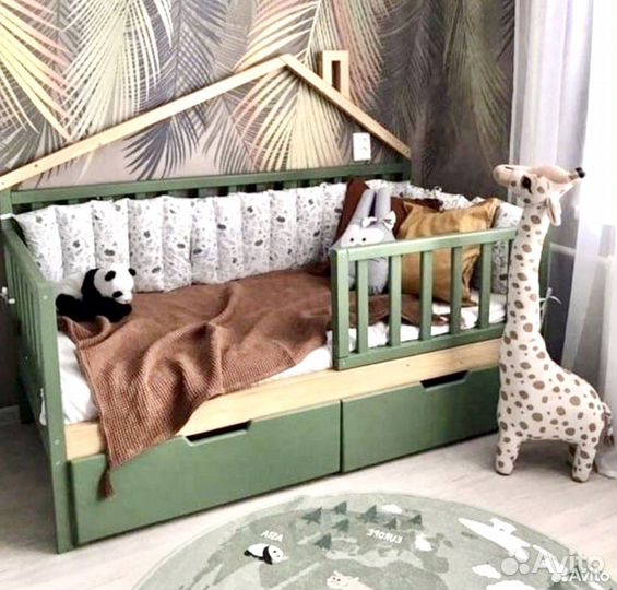 Кровать с элементом крыши домика