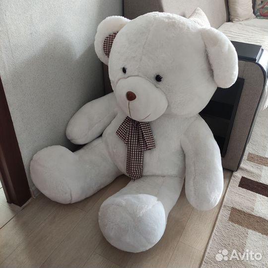 Большой плюшевый медведь