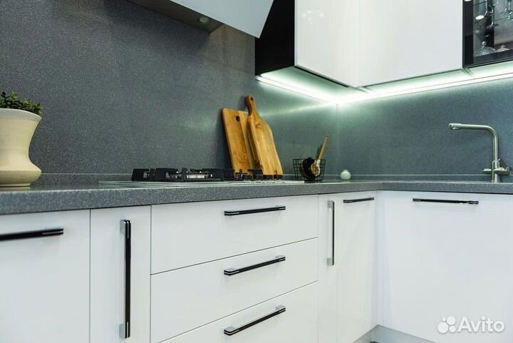 Угловая кухня с барной стойкой на заказ