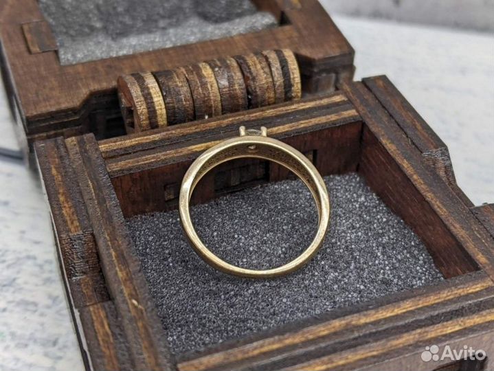 Золотое кольцо 585 пробы массой 2.1 грамма (P18)