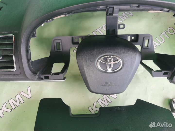 Передняя панель салона Toyota Avensis