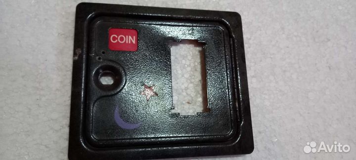 Дверца под монетоприемник и второй отсек