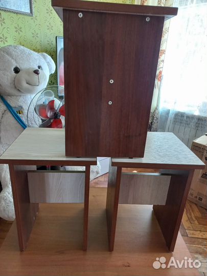 Журнальный столик и табуретки