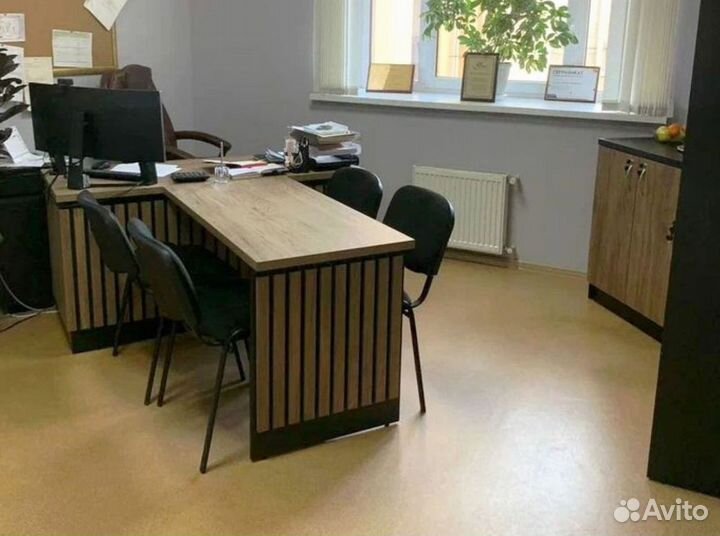 Офисный стол с брифингом