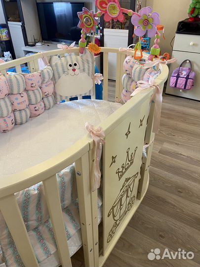 Детская кроватка с маятником