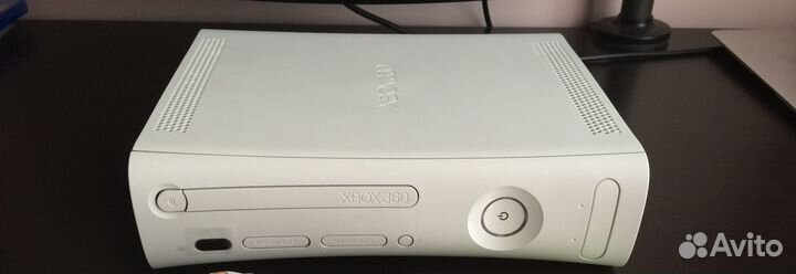 В идеальном состоянии прошитый Xbox 360 с играми