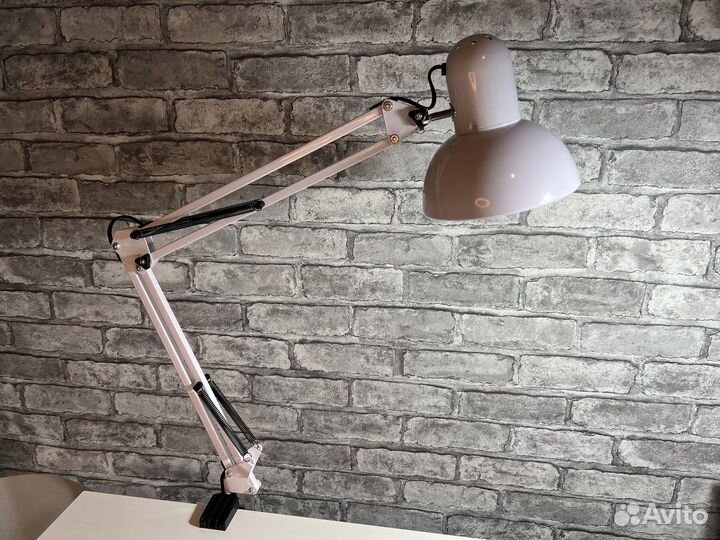 Лампа настольная белая