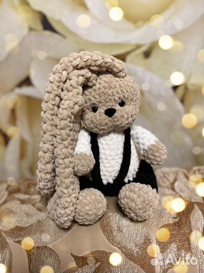 Плюшевый заяц вязаный