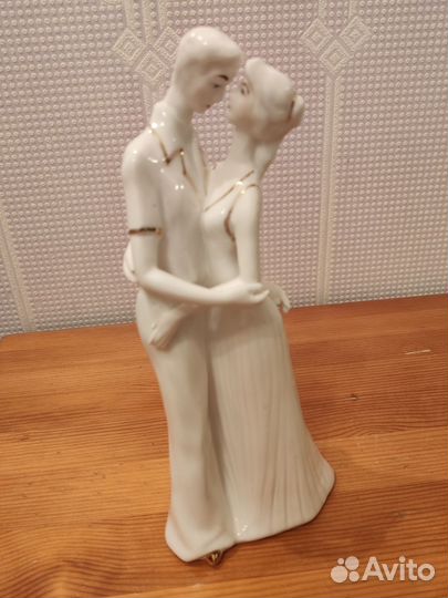Фарфоровая статуэтка пара