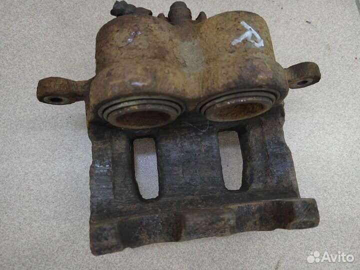 Суппорт передний правый Kia Sorento 2 XM