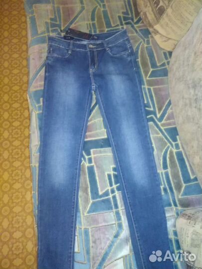 Джинсы на худенькую девочку, р-р примерно 40.новые