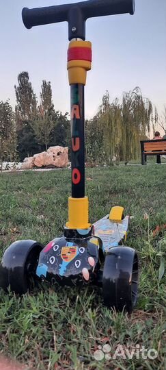 Самокат детский трёхколёсный с подсветкой новый