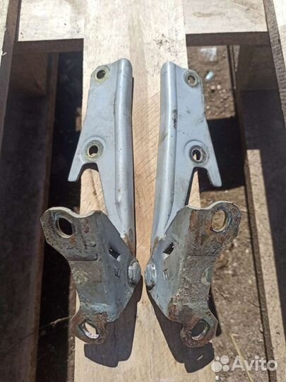 Петля капота правая левая Mitsubishi Outlander 1