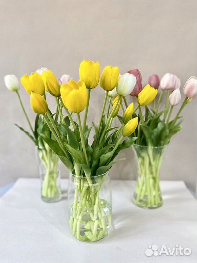 Искусственные тюльпаны в имитации воды
