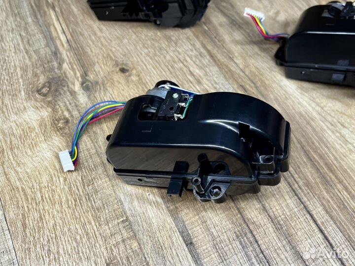 Колесо левое (L) Redmond RV-R300 / RV-R310