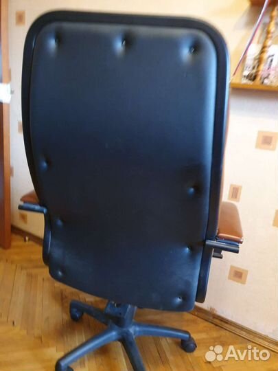 Офисное кожаное кресло