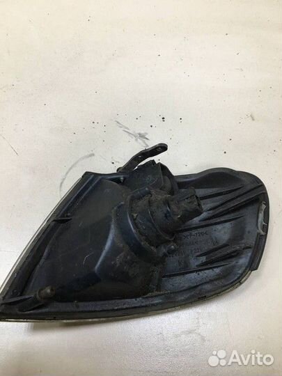 Указатель поворота белый правый Nissan Almera