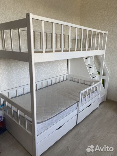 Двухэтажная кровать с матрасами