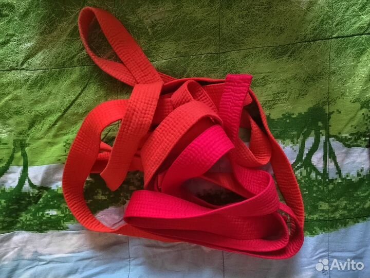 Оранжевый и красный пояс каратэ