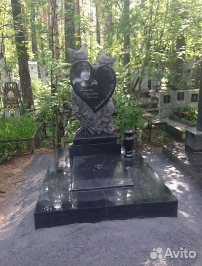 Стеллы из черного гранита на заказ