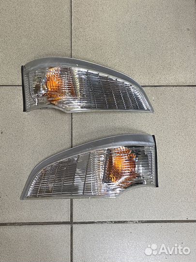 Поворотники над фарой Mitsubishi Canter пара