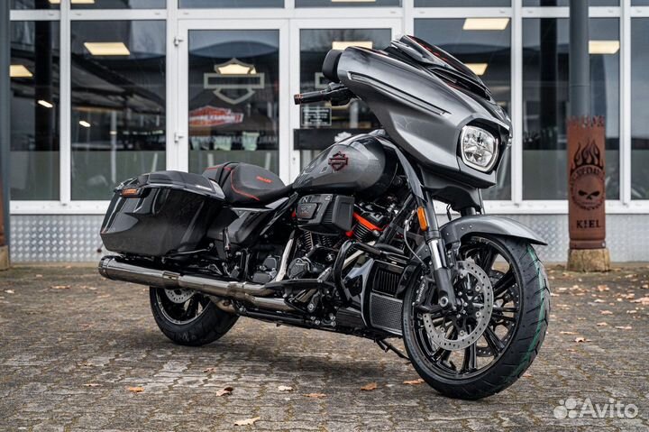 Harley-Davidson CVO Street Glide Raven Fade MY25