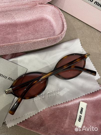 Солнцезащитные очки Miu Miu