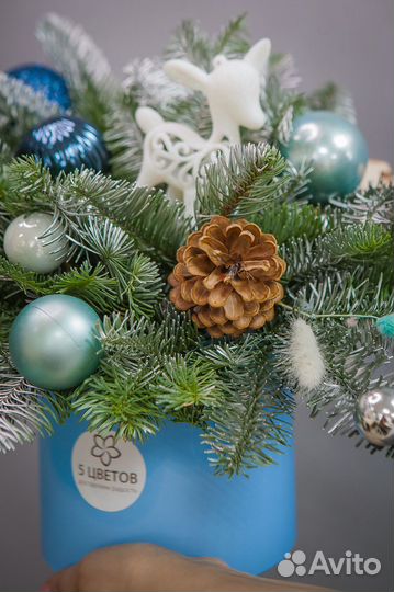 Новогодняя композиция в средней коробке, цветы дос