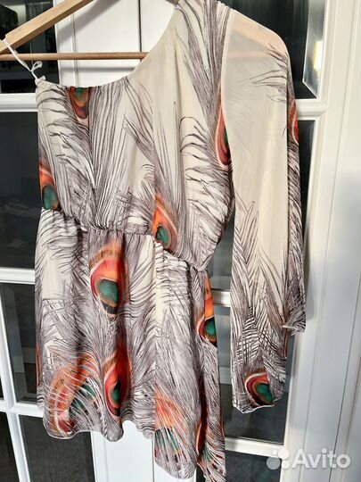 Топ на одно плечо с принтом павлина