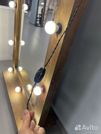 Зеркало с лампочками на подставке