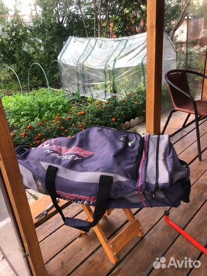 Хоккейная сумка на колесах