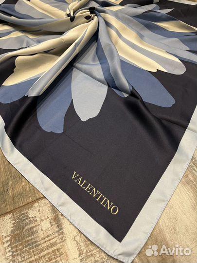 Шелковый платок Valentino синий Гербера