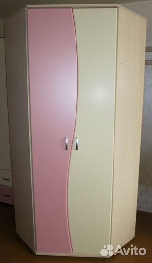 Мебель для подростка (шкафы, кровать)