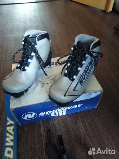 Продам лыжи с ботинками