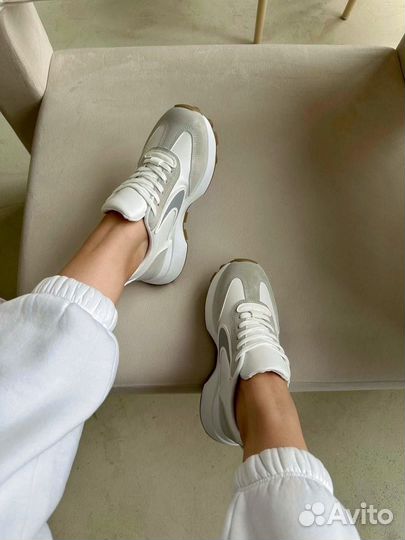 Кроссовки женские